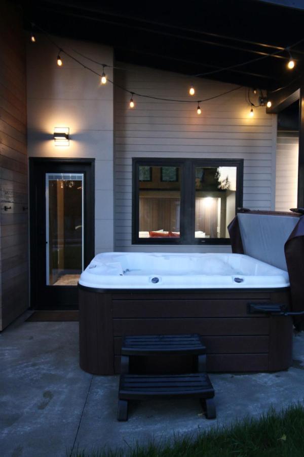 Onalaska Luxe Lake Cabin Hot Tub Grill Firepit Ev Charger מראה חיצוני תמונה